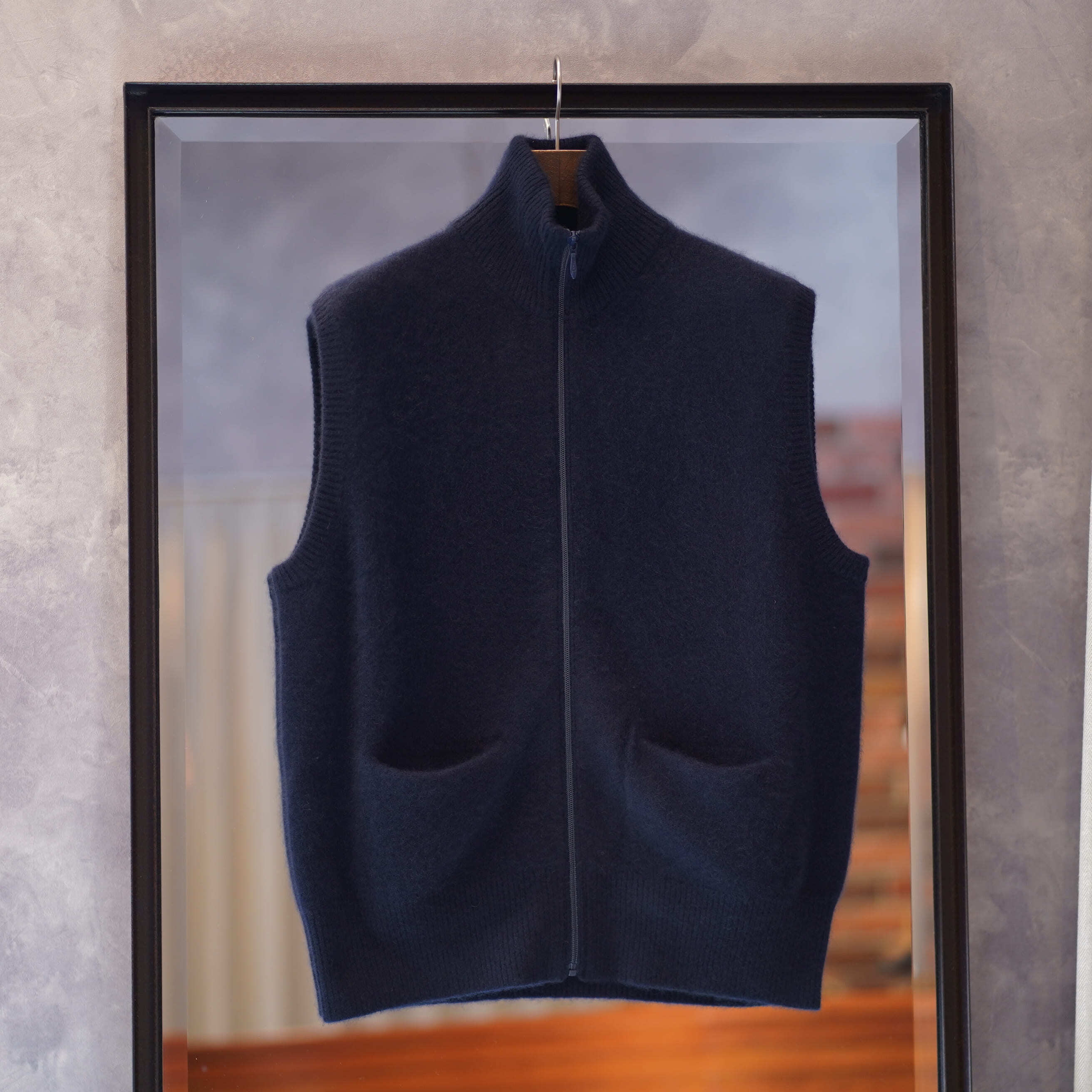 MAATEE&SONS CASHEMERE 強圧縮 JIP 張り付か VEST NAVY