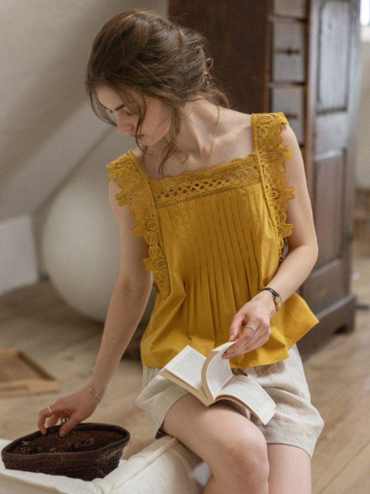 Vitrail Doré Lace Sleeveless Top F0721