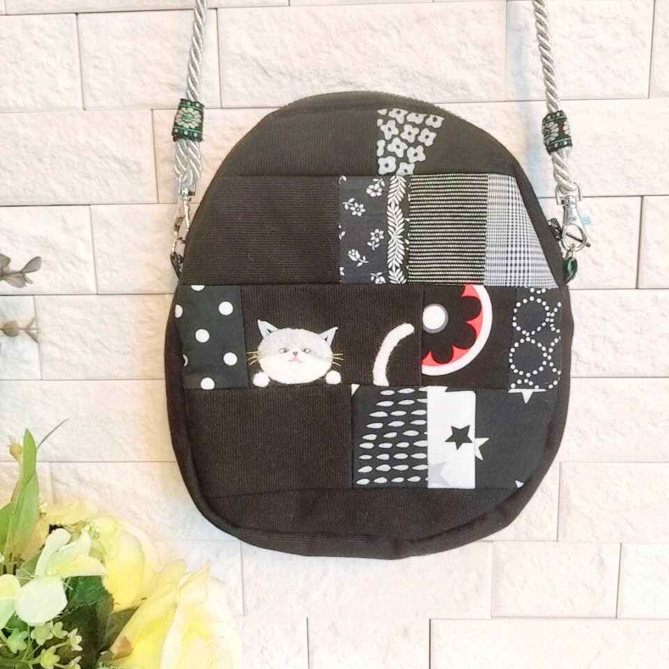 うずらたまごショルダーバッグ 黒帆布 ハチワレ猫さん