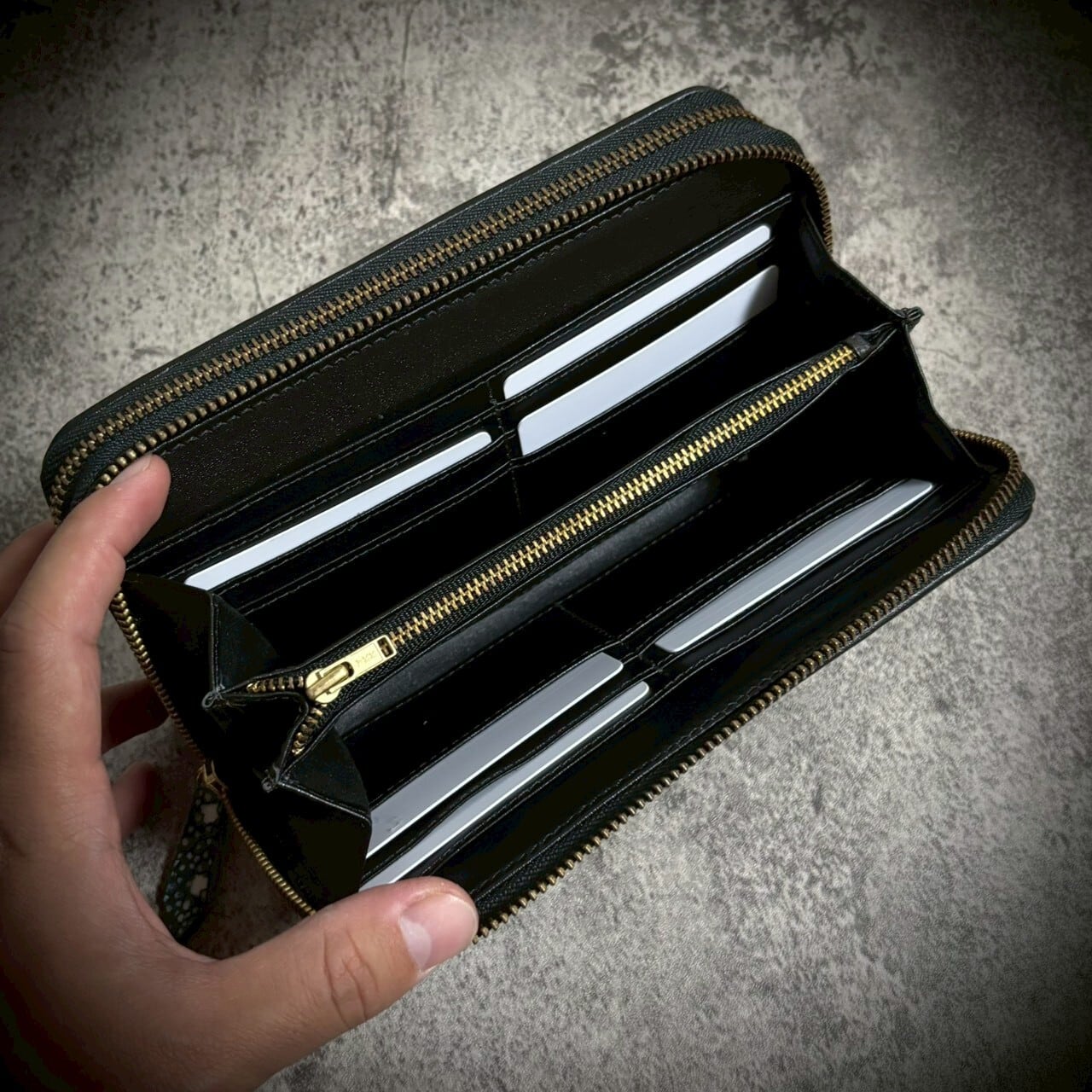 圧倒的な収納力 スタースティングレイ ダブルジッパー 長財布
