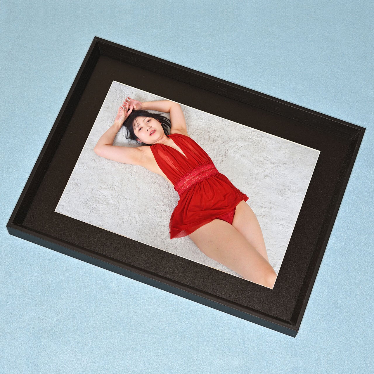 ソファーに座るゆりあ | PIXSELLER (by U.G. Miyasaka)