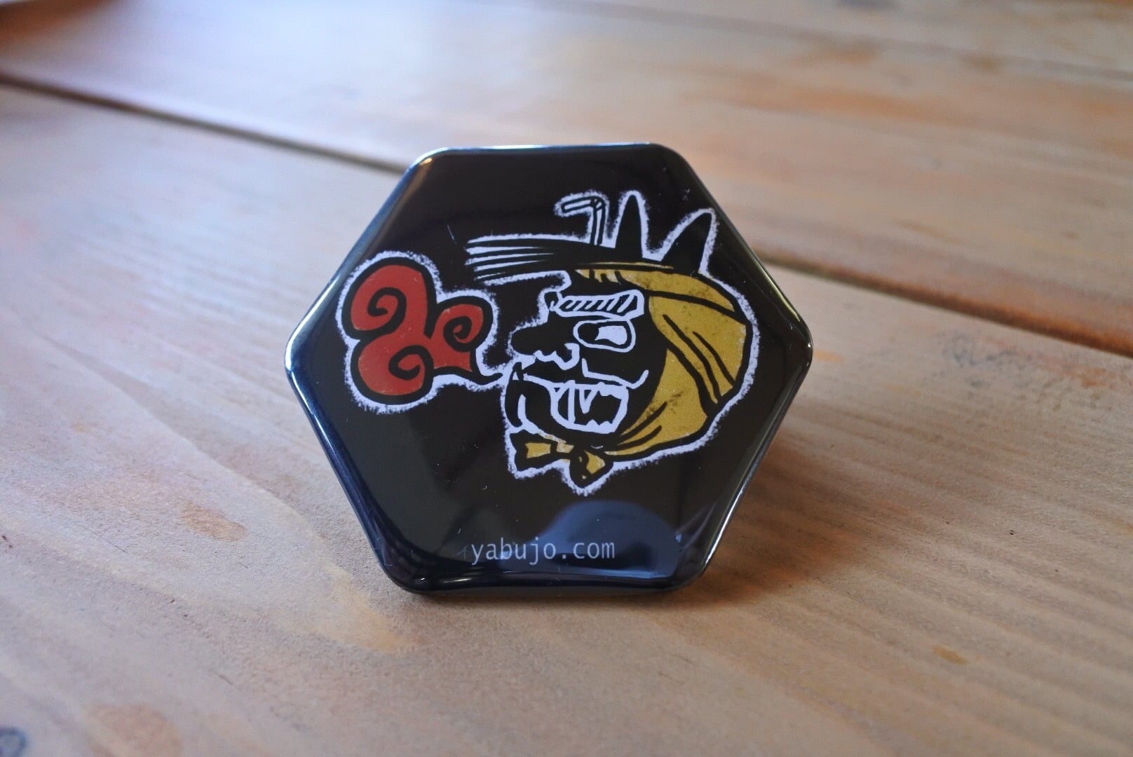 ヤブ亀甲型缶バッジ（ヤブ面イラスト）