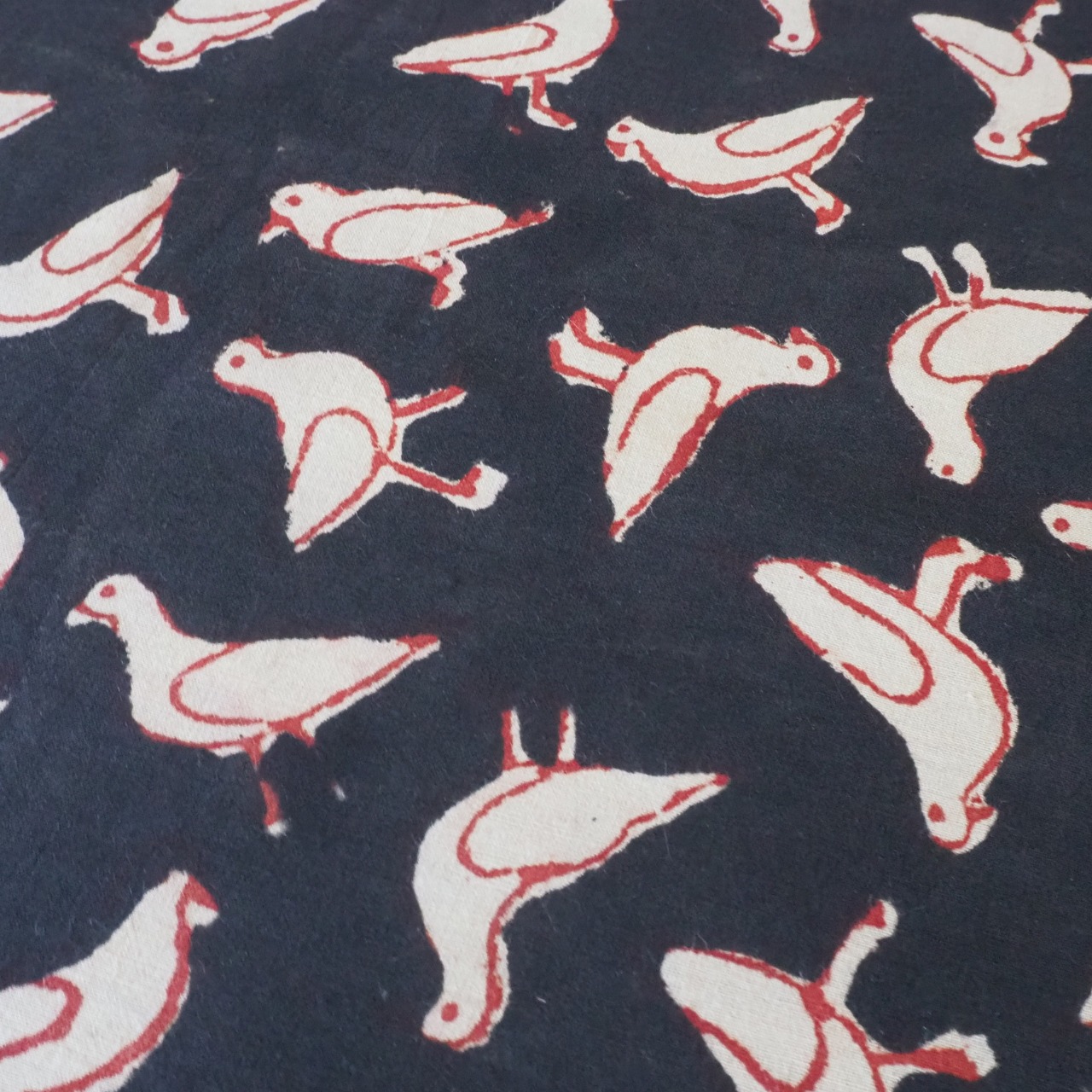 ブロックプリント生地【50cm単位】インド綿  Bird柄 黒×赤×生成り #50810-BK1【再入荷】