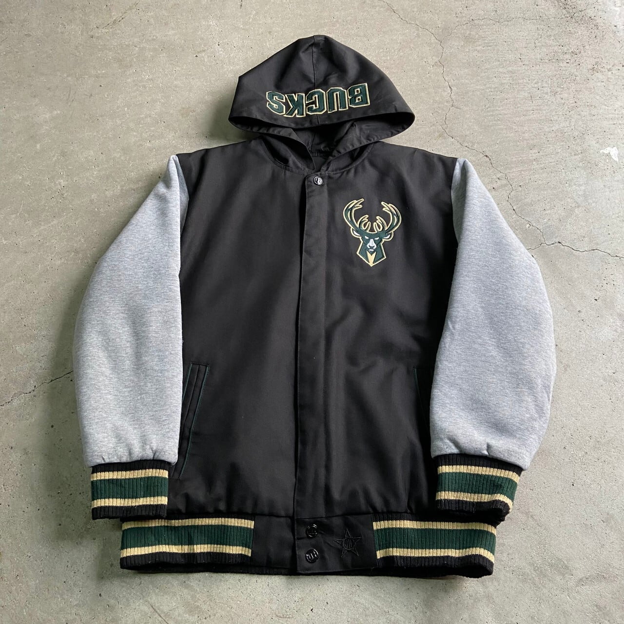 OFFICIAL NBA milwaukee bucks ミルウォーキー・バックス リバーシブル スタジャン 古着 キッズ企画 レディースS相当  バスケットチーム アワードジャケット ブラック黒 スウェット袖切替 ワッペン【ナイロンジャケット】【SA2204】 | cave