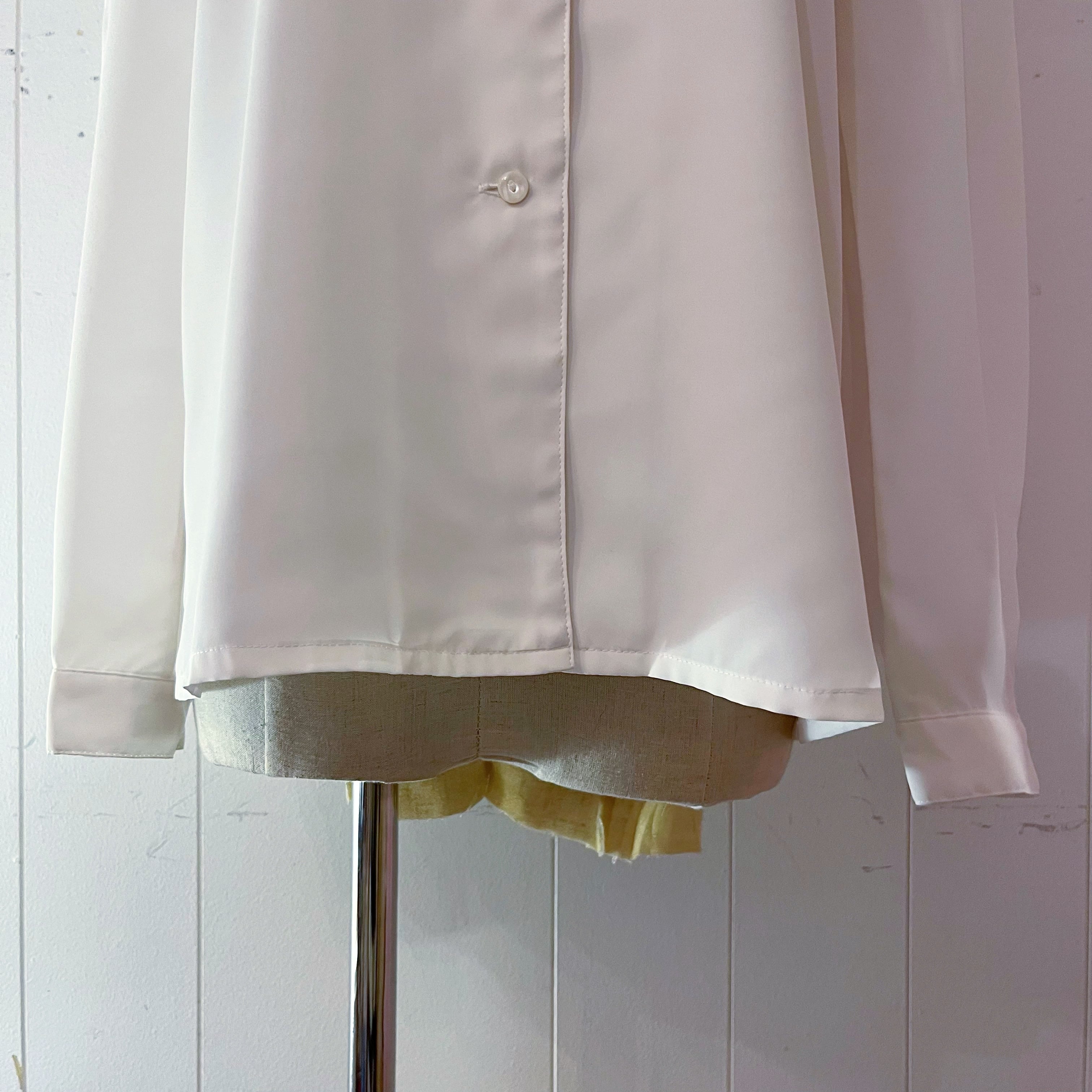 triangle cutting collar white blouse