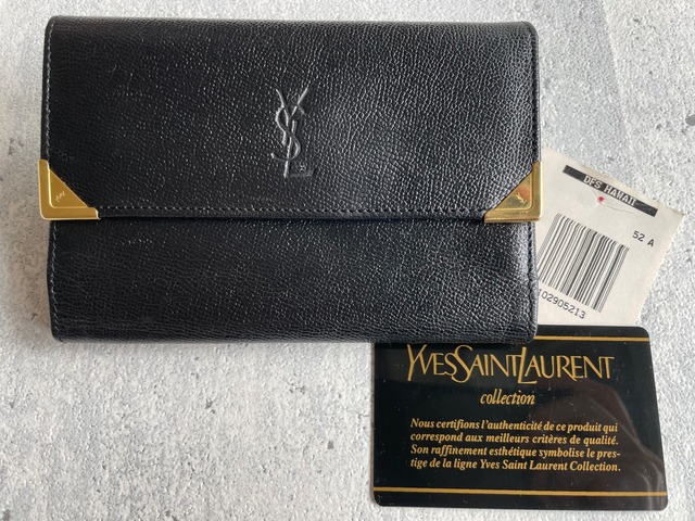 Yves Saint Laurent カサンドラロゴ型押し・三角プレート折財布 ブラック