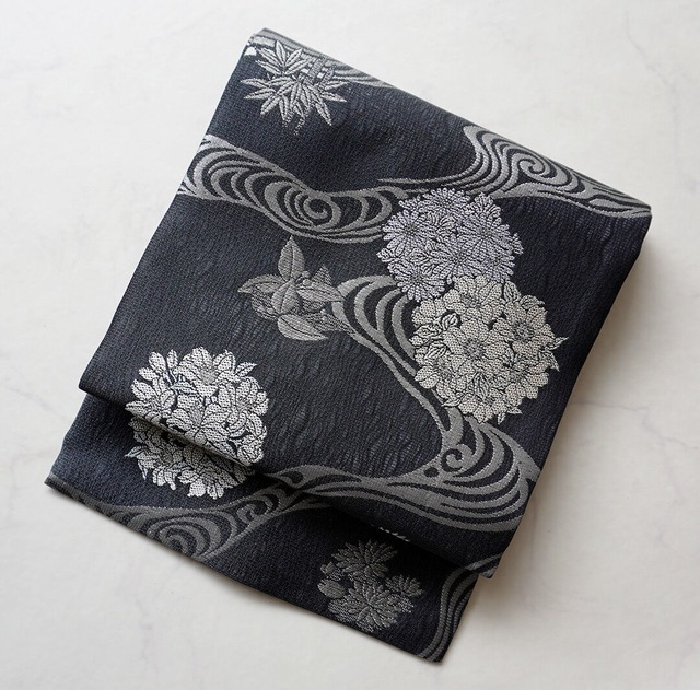 【夏なごや帯】丸勇　黒地　流水に花玉　紗なごや帯