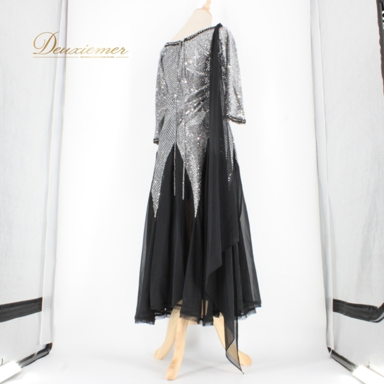 社交ダンス 衣装 スタンダード ドレス ワンピース レッスンウェア パーティドレス 黒 銀 ブラック系 シルバー系 長袖 キラキラ ビジュー ダンス映え フォーマル 結婚式 演出用 大人用 パーティーイベント フレアスカート おしゃれ 体型カバー ティアードスカート 光沢感 スパンコール 結婚披露宴 華やか シンプル 高品質 上品