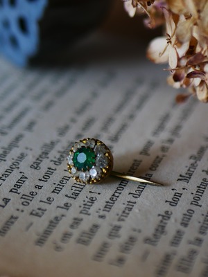 グリーンのペーストガラス、小さなピン　フランスアンティーク　ブロカントのある暮らし