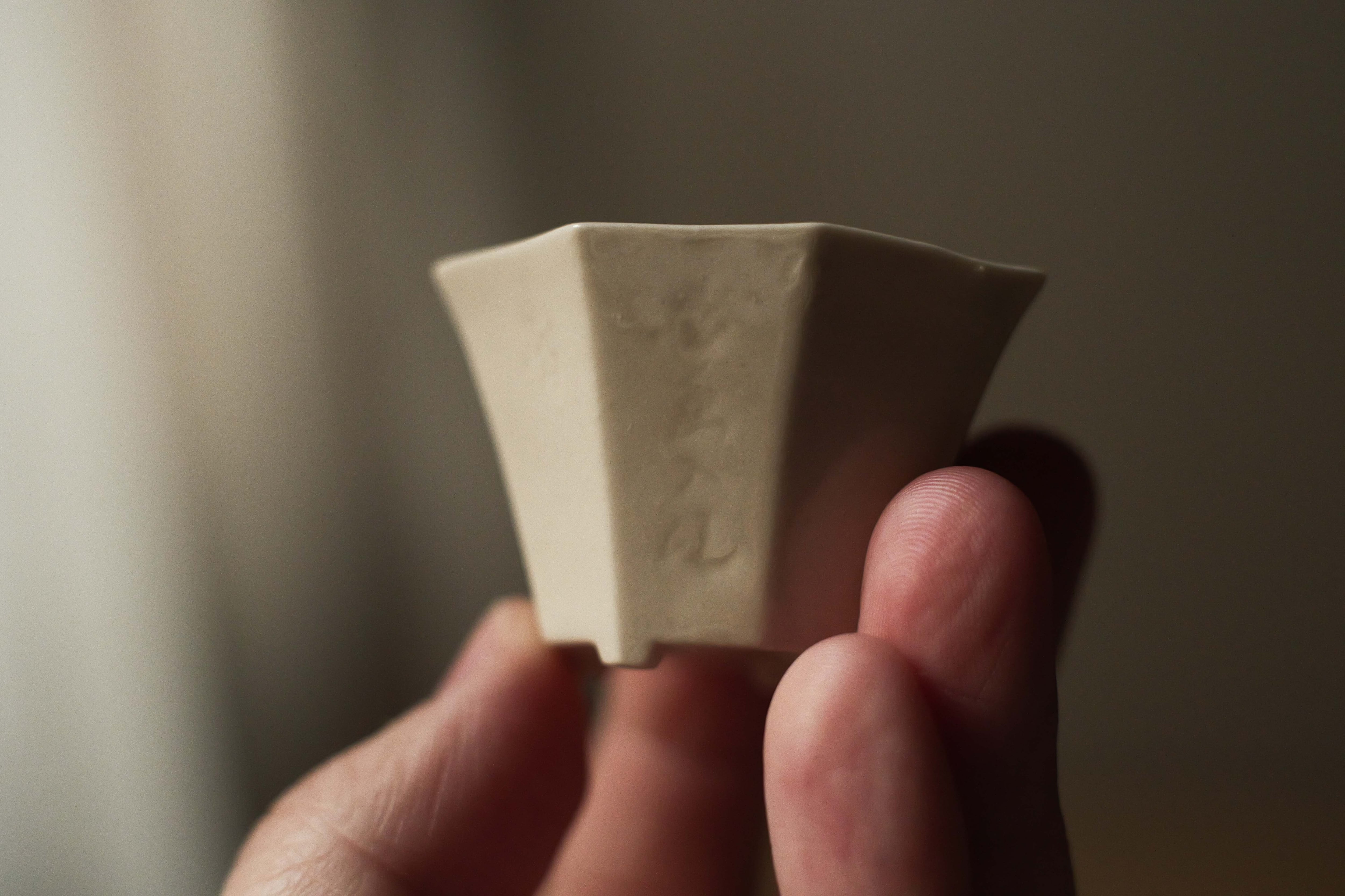 古徳化型・六角詩文杯「花香入酒樽」（満水容量約35cc） | 北白川糕糰店