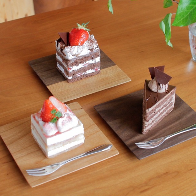 ケーキを乗せるのにちょうどいい木製皿（ツートンカラー）