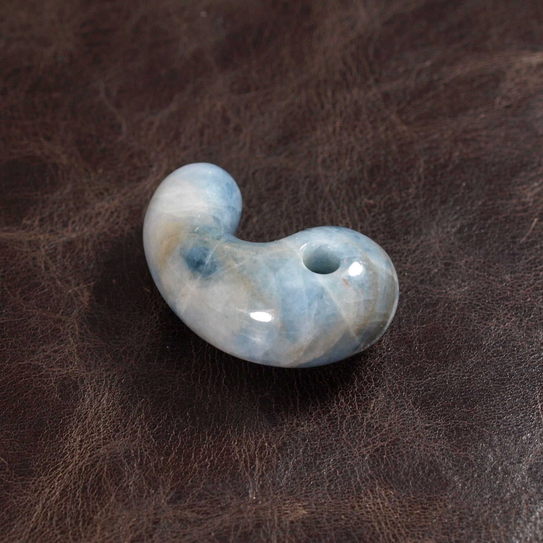 糸魚川翡翠 コン沢 青翡翠 勾玉 10.4g Itoigawa Blue Jadeite magatama