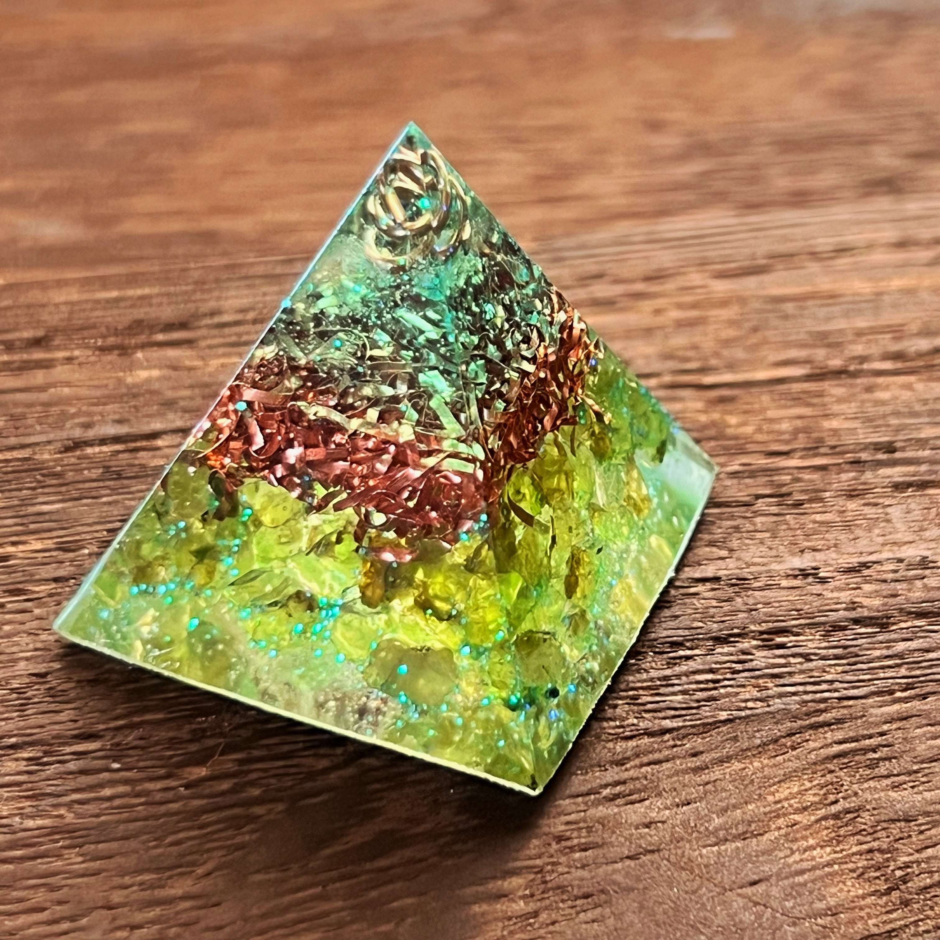 3cm】ミニピラミッド型オルゴナイト ペリドット | オルゴナイト