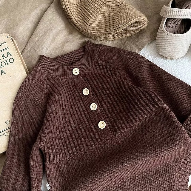 【取寄】シンプルおしゃれに決まるチョコレートニットロンパース