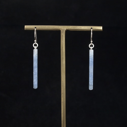 流氷クォーツ (北海道産)  細長ピアス  1.8g  Ice quartz earrings