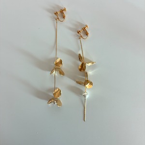 053 gentle breeze｜フラワー×樹脂パール×チェーン アシンメトリーイヤリング