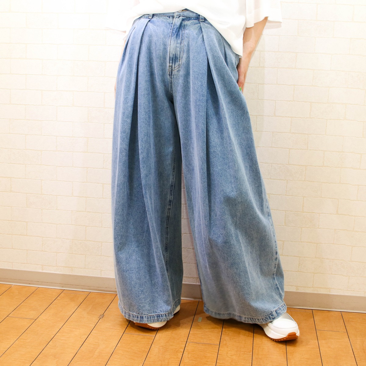 PASSIONE(パシオーネ) 526612】タックワイドデニム | ブティック EVE 