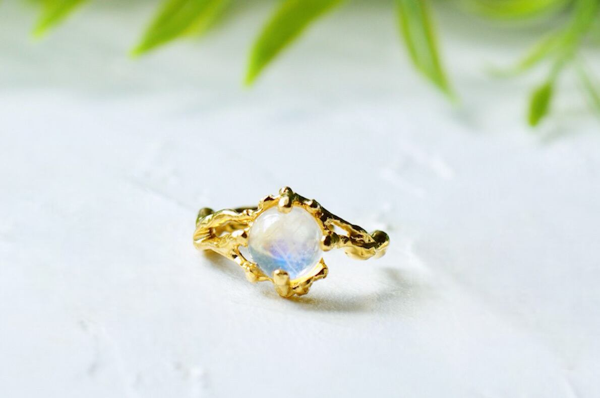 mineral transformイヤーカフ《レインボームーンストーン》