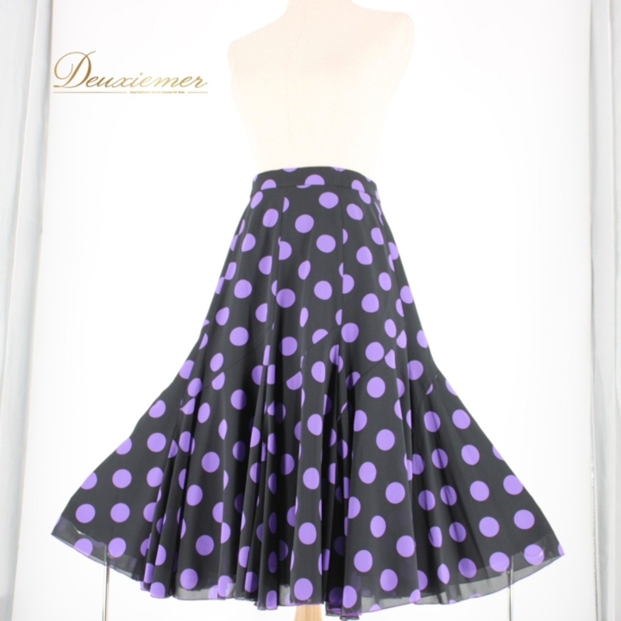 社交ダンス 衣装 スタンダード スカート レッスンウェア 紫 黒 ブラック系 パープル系 DANCE FASHION WORLD ドット 水玉 かわいい かわいいスカート フレアスカート ダンス衣装 ポリエステル素材 レトロスタイル おしゃれ レディース Mサイズ ダンスファッション 練習着 お揃いコーデ パーティー用 水玉柄 ダンスレッスン発表会 人気モデル 伸縮性あり しっかりとした生地