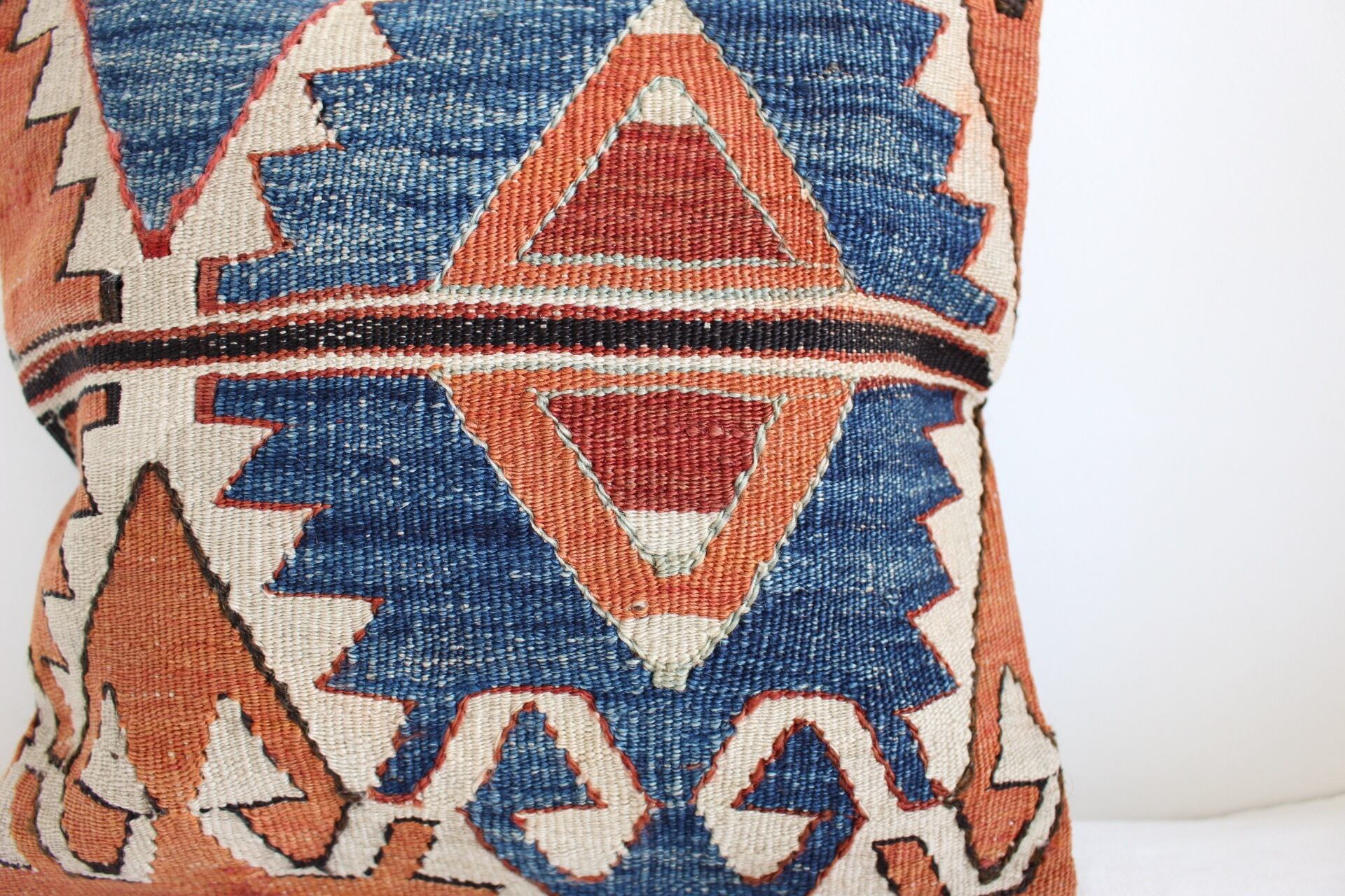 藍色がすてきなオールドキリムのクッションカバー33cm | キリム923