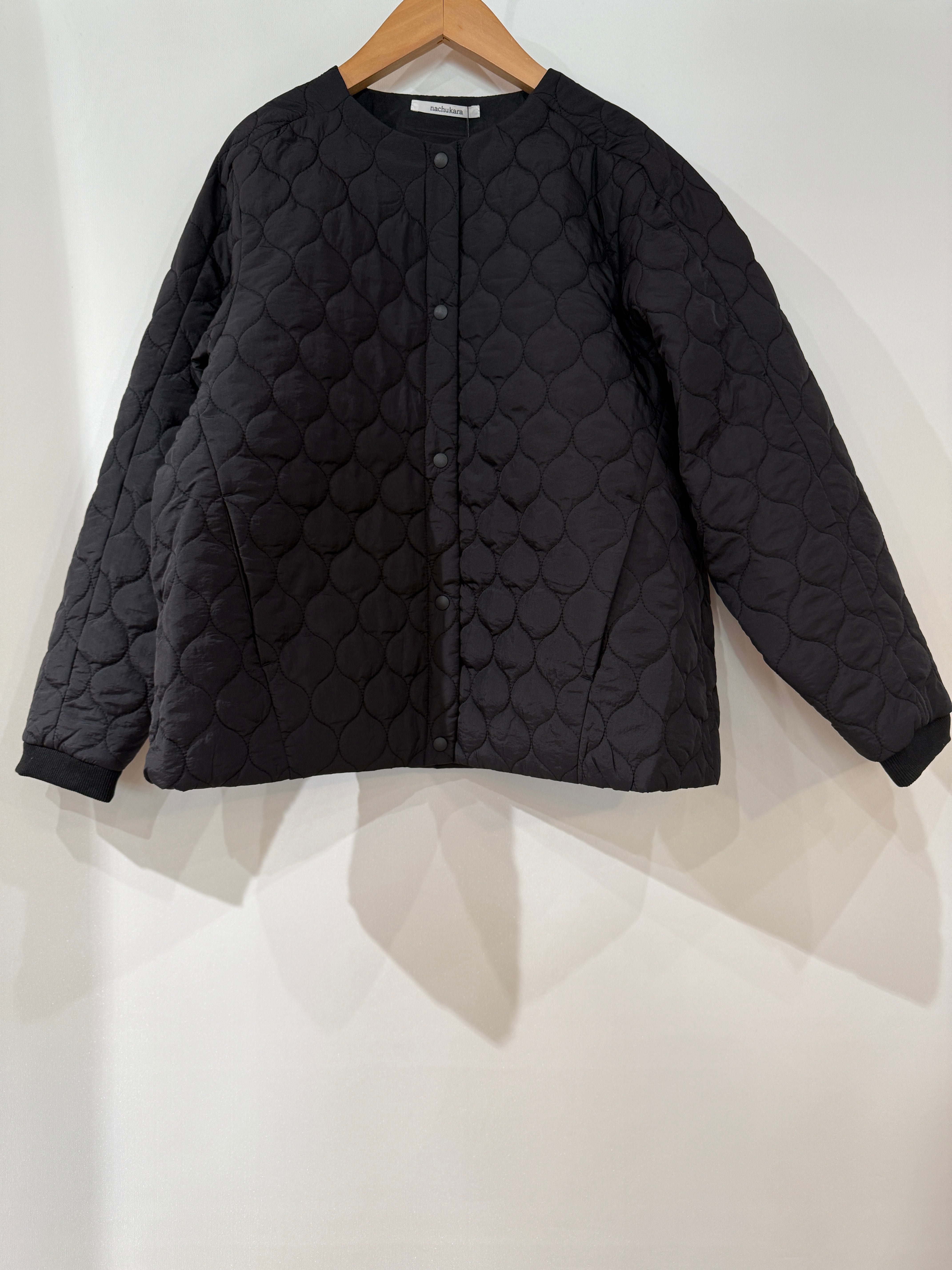 送料無料:nachukara/ナイロンキルトノーカラーブルゾン ブラック