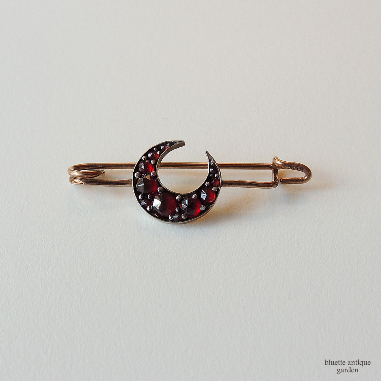 アンティークジュエリー 天然パイロープガーネット タイニークレセント(三日月) ピンブローチ(ソーティングメモ付)