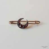 アンティークジュエリー 天然パイロープガーネット タイニークレセント(三日月) ピンブローチ(ソーティングメモ付)