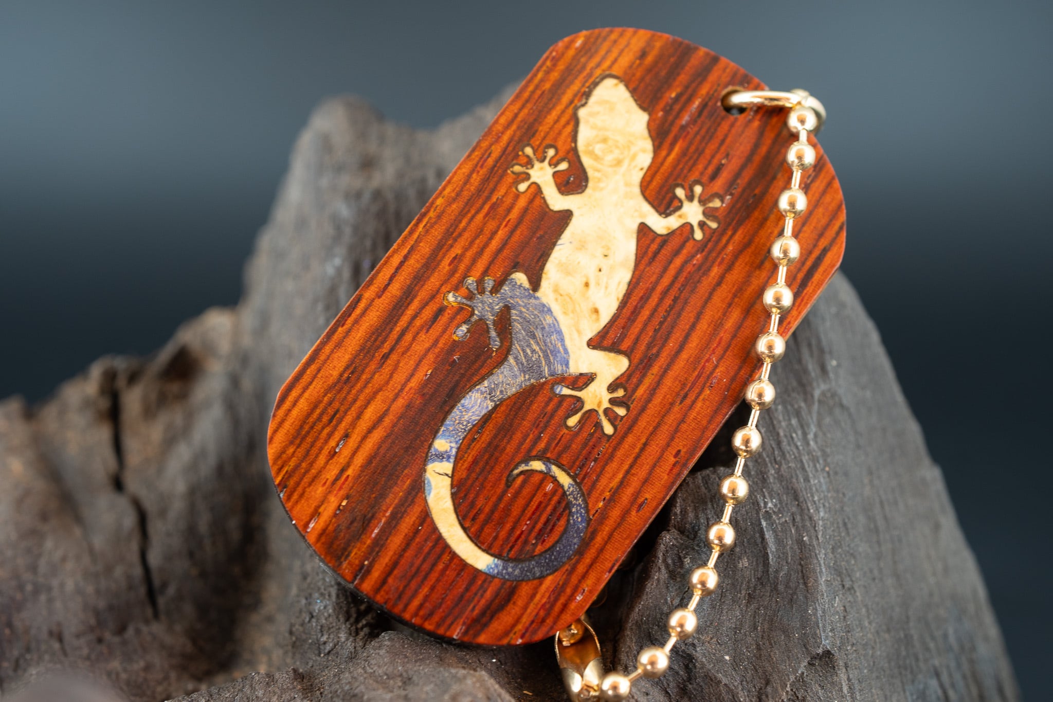 【 エスニックなローズウッド 】 ココボロ ドッグタグ 象嵌 木登りトカゲ