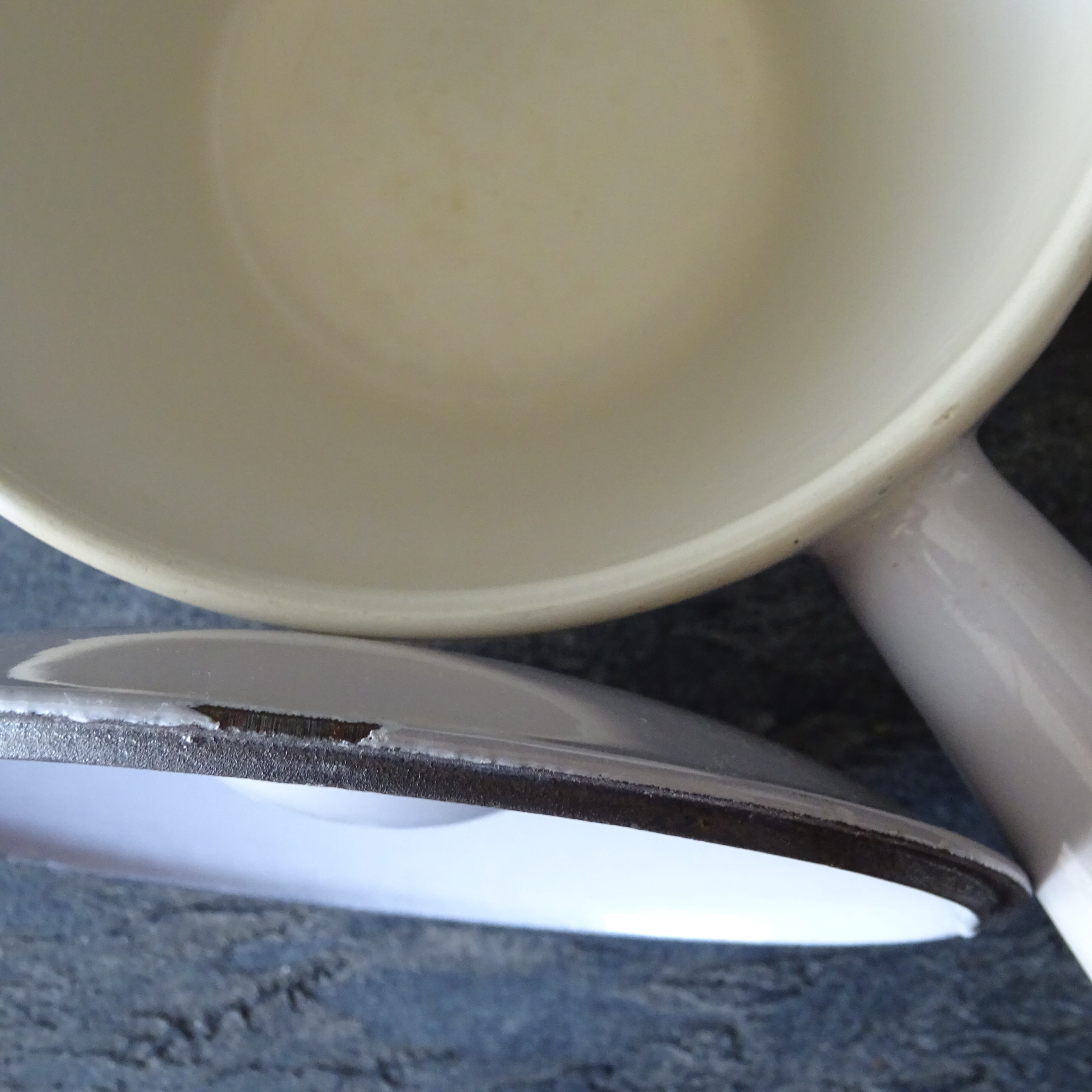 Le creuset ＊ ancien poêlon à fondue en fonte émaillée décor Tulipe bleue