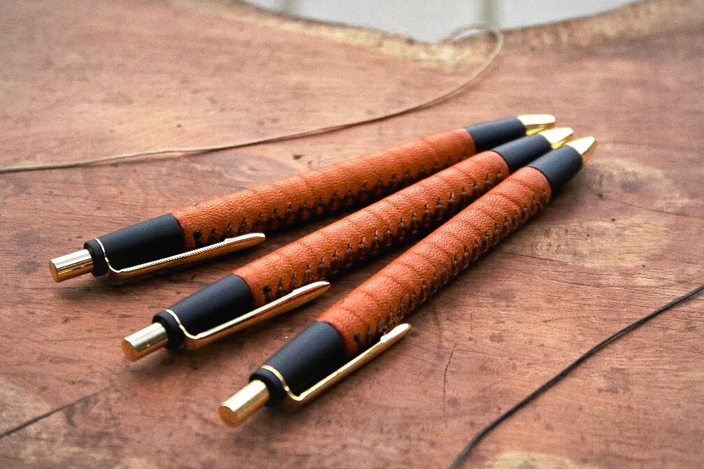 ☆不定期販売☆ 革軸ペン 【特上ヌメ革節目模様 オレンジ】 | Schicksal