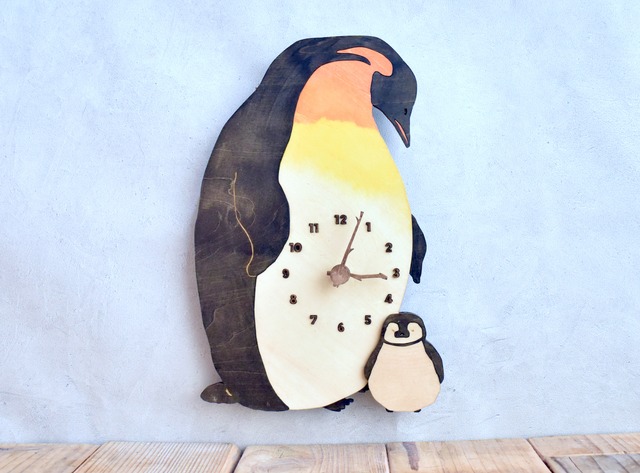 皇帝ペンギンの日々の手触りを感じられる時計 木製 掛け時計