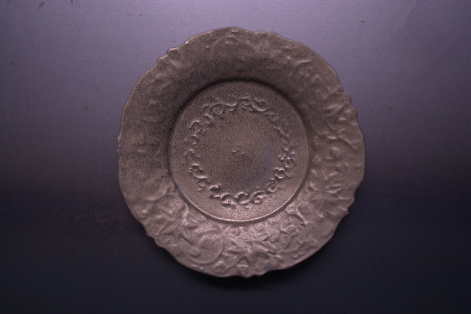 前田麻美 ブロンズ釉花唐草稜花中皿