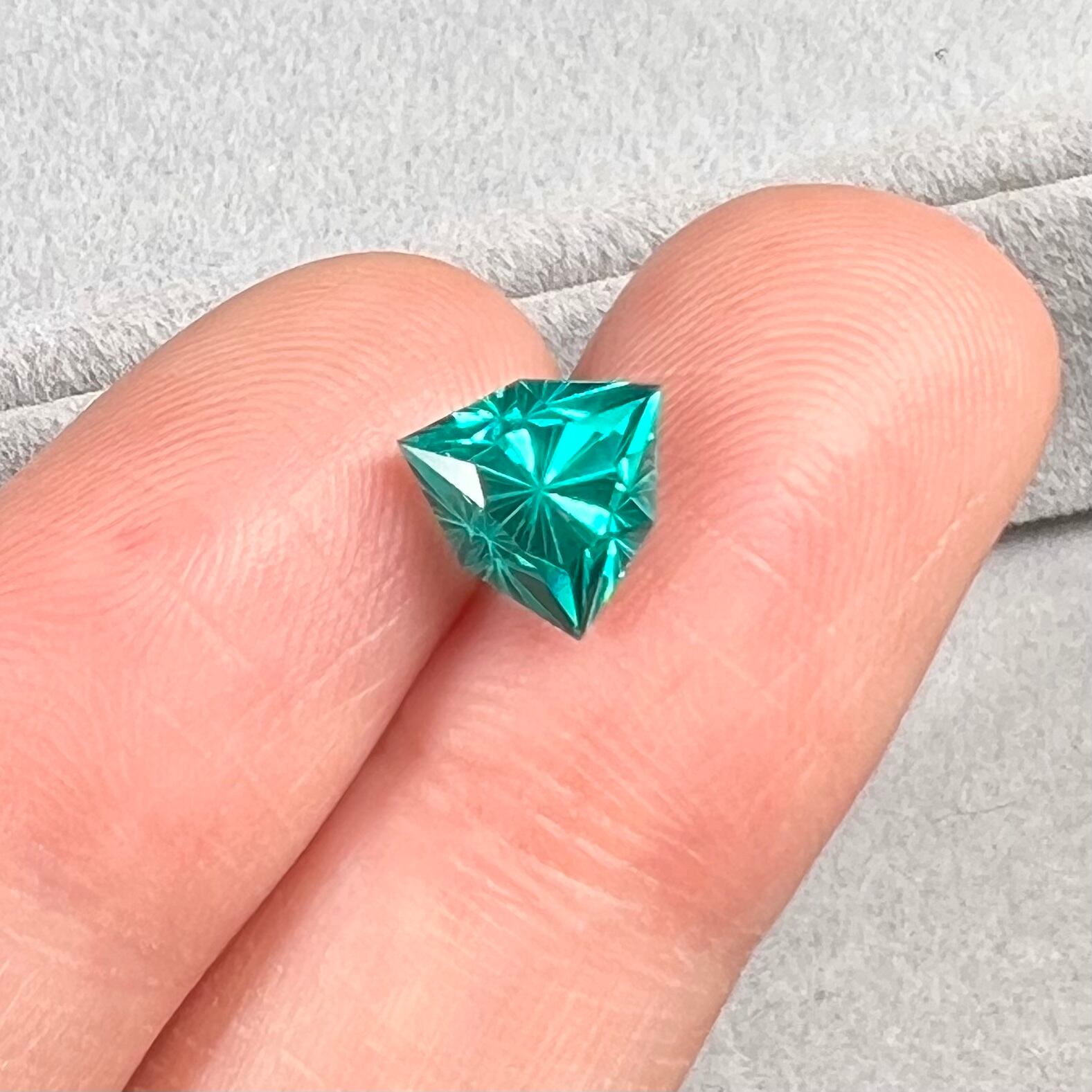 なインクル YAG 鮮やか ネオンイエロー 特殊トリリアント 大粒 ルース