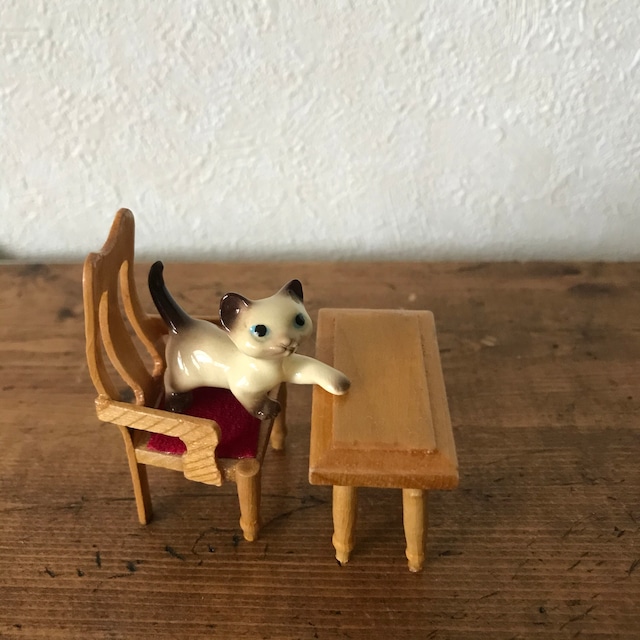 机と椅子とネコ