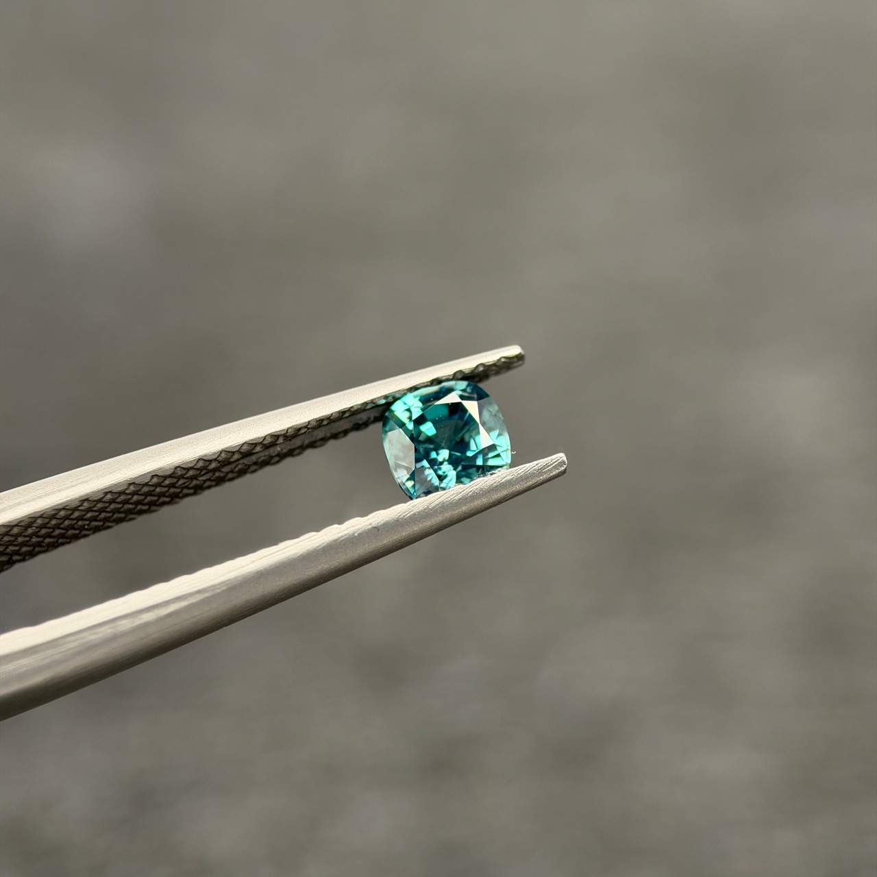 カラーチェンジジルコン 4.6x4.5mm, 0.64ct, ミャンマー産