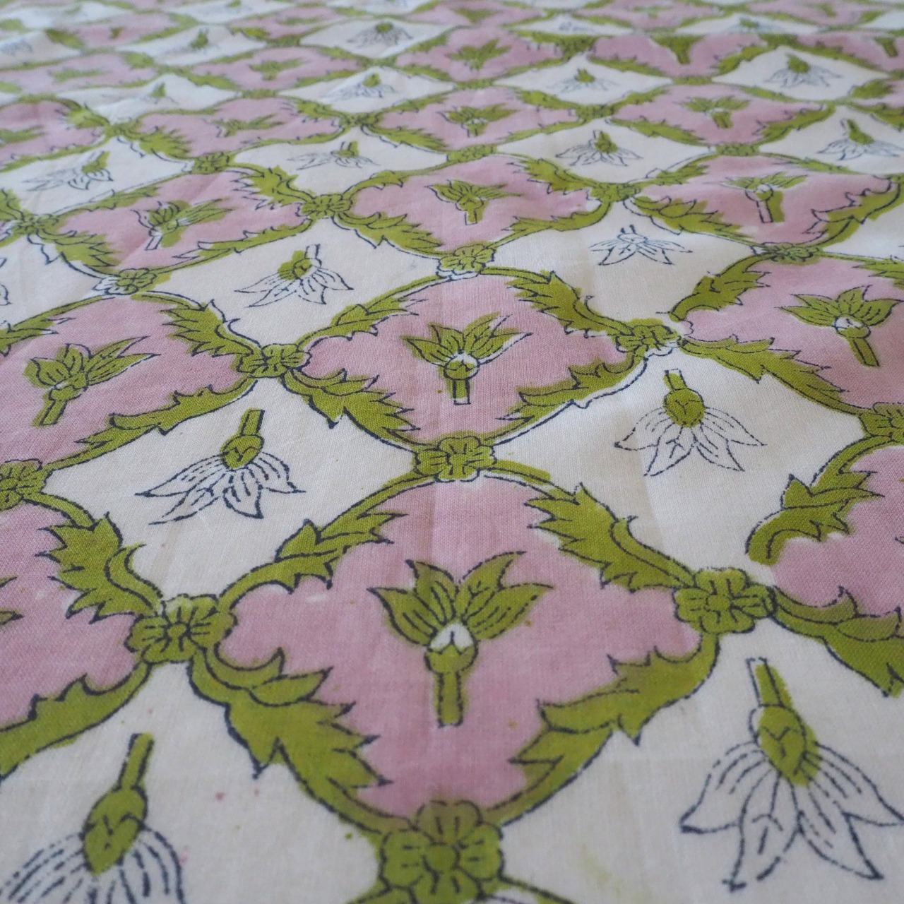 ブロックプリント生地【50cm単位】インド綿  ジャール柄 ホワイト×くすみピンク×グリーン #51515-WT1