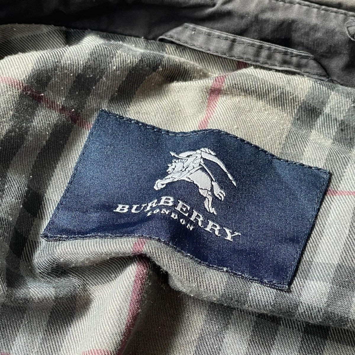 もう1着のスイングトップ（ブラック・売り切れ）のラベル。こちらも「BURBERRY」「LONDON」