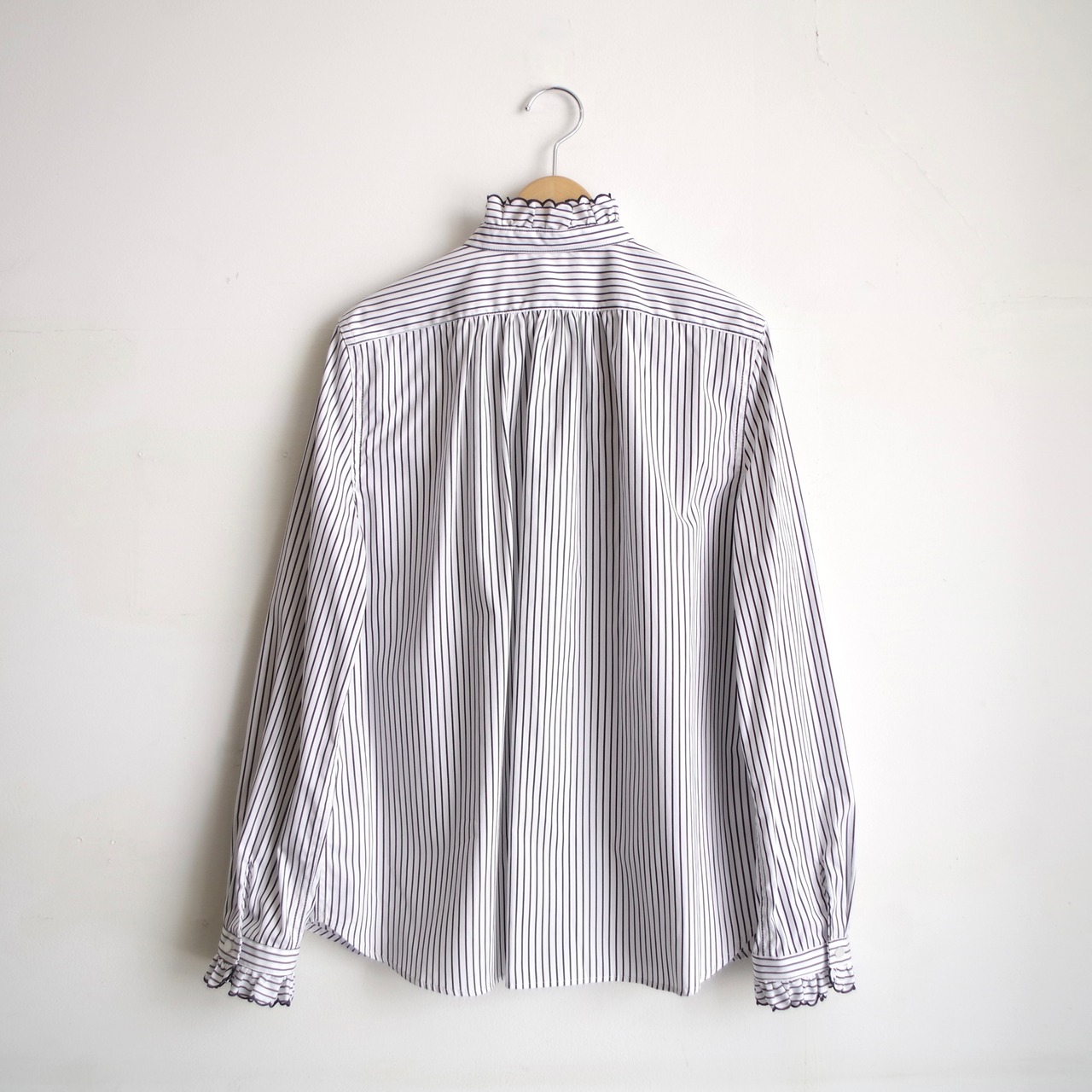 SINME  スカラエンブロイダリーシャツ   ピンストライプ（広）