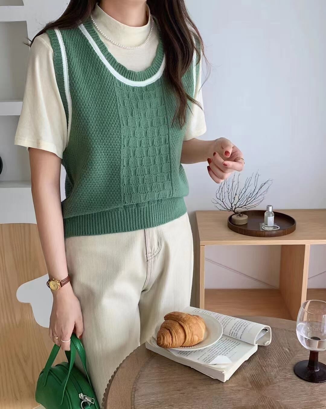 クルーネックライン入りニットベスト　AJ33172-600