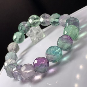 no2.透明感有✩64面体フローライトカットブレスレット