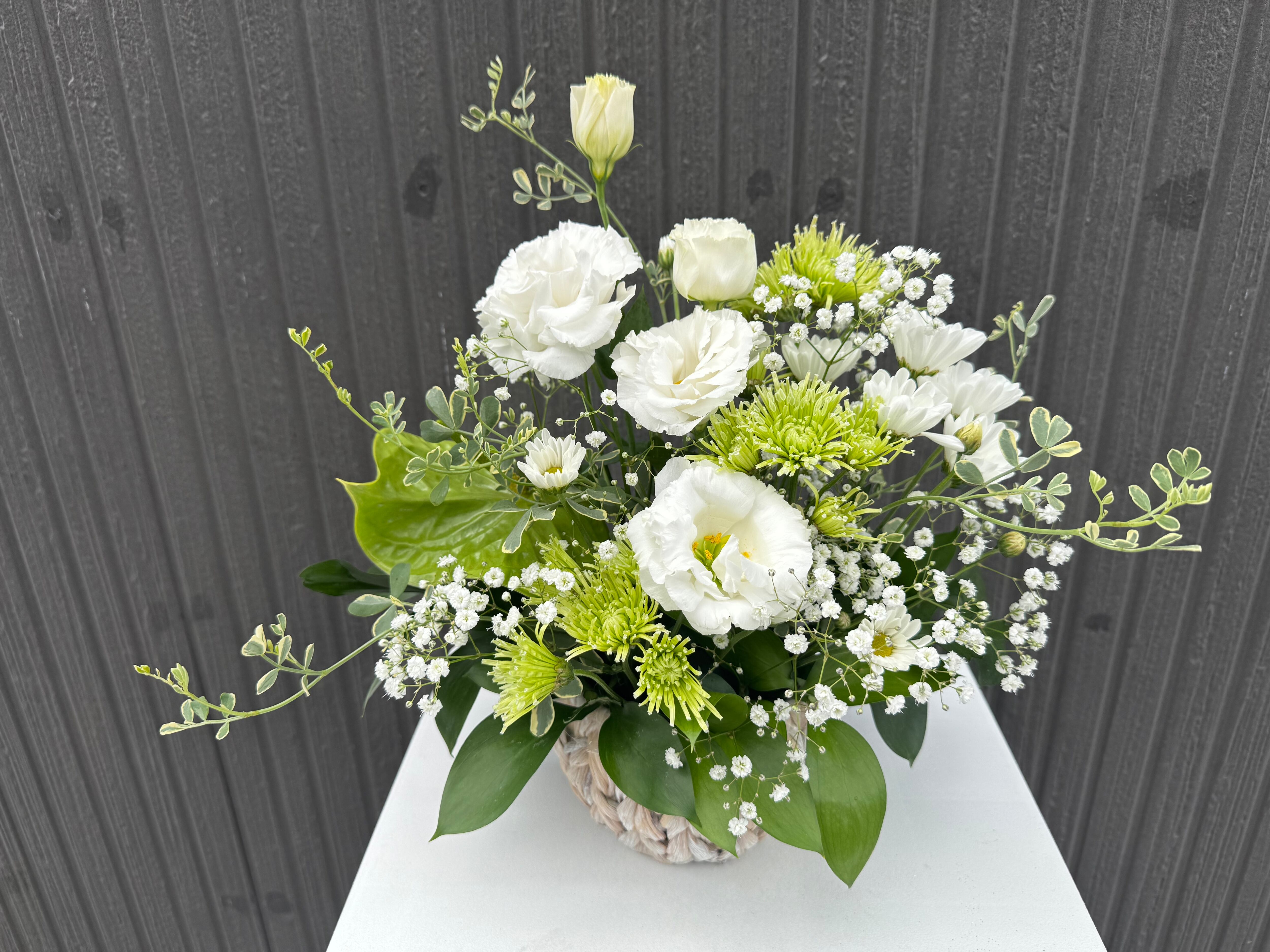 【地方発送・市内配達用】清らかでナチュラルな雰囲気が魅力の、グリーンホワイトアレンジメント