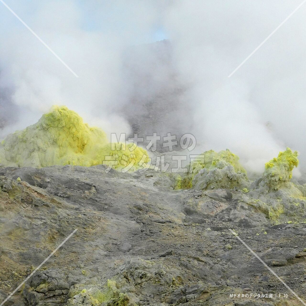 硫黄山から噴出する水蒸気 弟子屈町　Steam erupting from Mt. Io Teshikaga Town