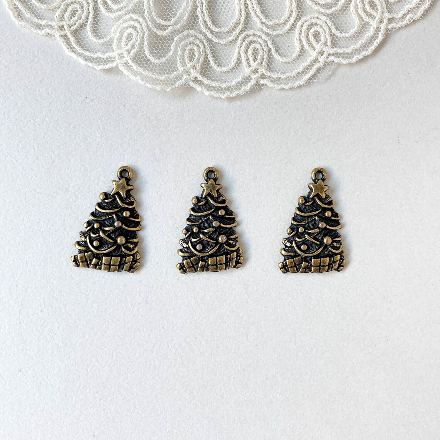アンティーク風 プレゼント置いたクリスマスツリーのメタルチャーム