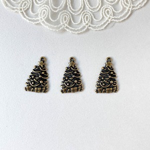 アンティーク風 プレゼント置いたクリスマスツリーのメタルチャーム