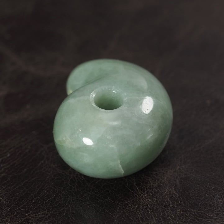 勾玉⑬ 15g 翡翠 ヒスイ 翡翠原石 原石 鑑賞石 自然石 誕生石 鉱物 宝石