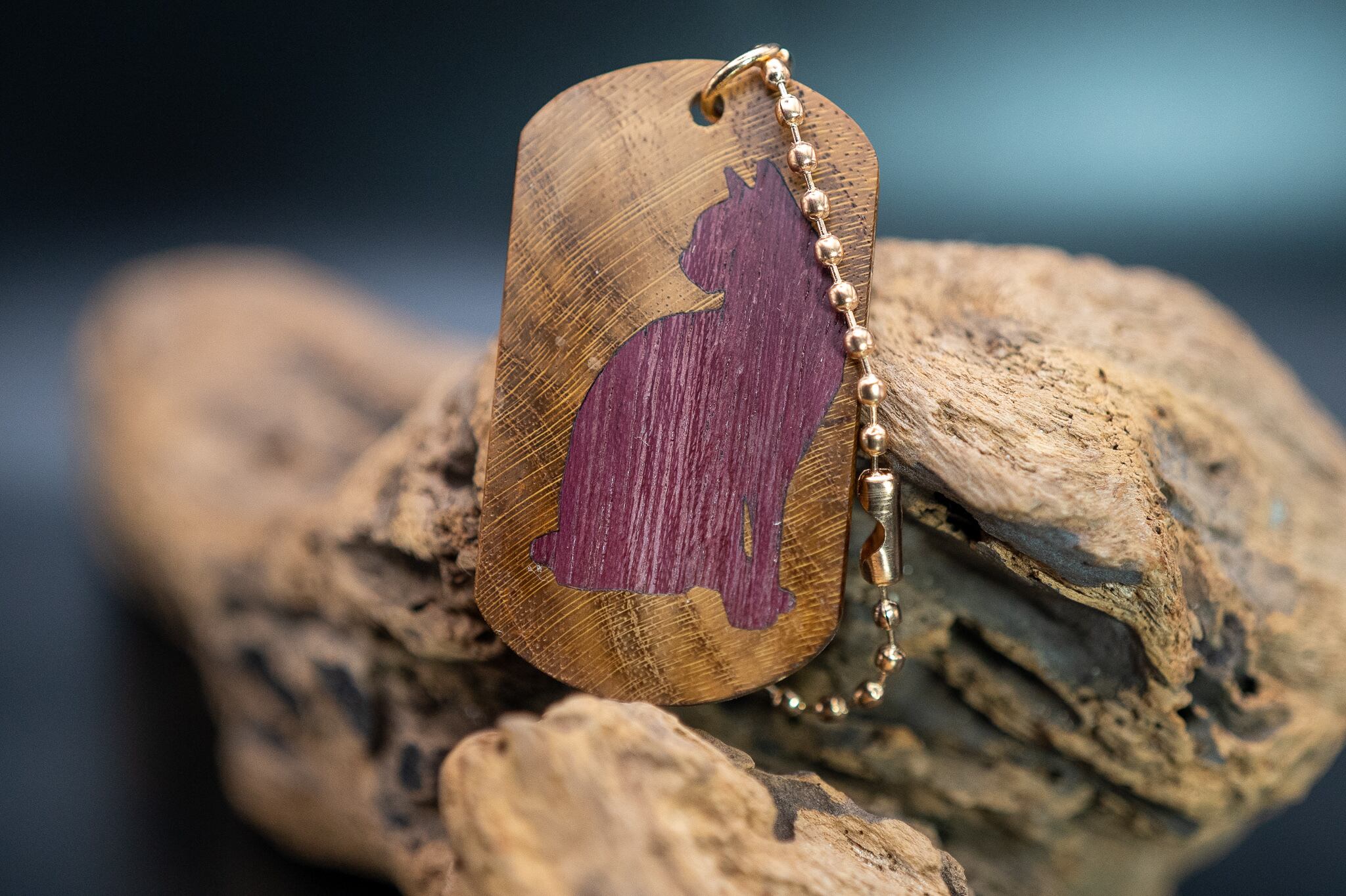 【黄金の木】 御蔵島 金桑 ドッグタグ象嵌 優雅に座る猫