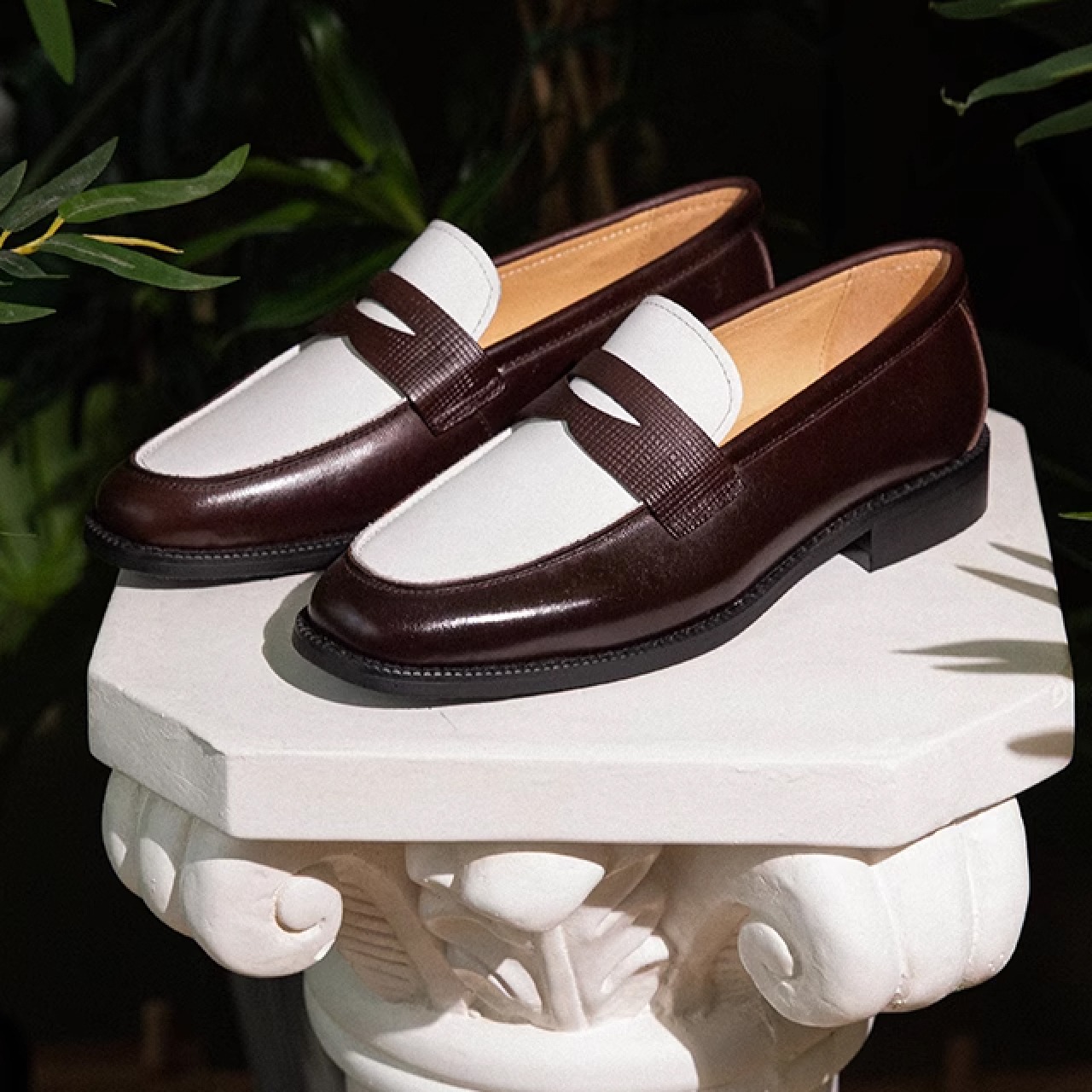 洗練されたデザインと英国スタイルを融合した、牛革製のスクエアトゥローファー　SS017