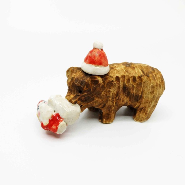 木彫り熊（クリスマス）の置き物 / すずきたまみ / 陶芸作品