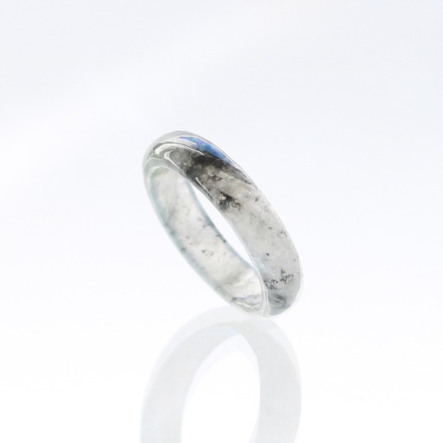 【16.5号】ブラックカラーの隙間からのぞかせる透明感がシックな装いにピッタリ!くりぬき甲丸リング A貨翡翠 jd_rg1746