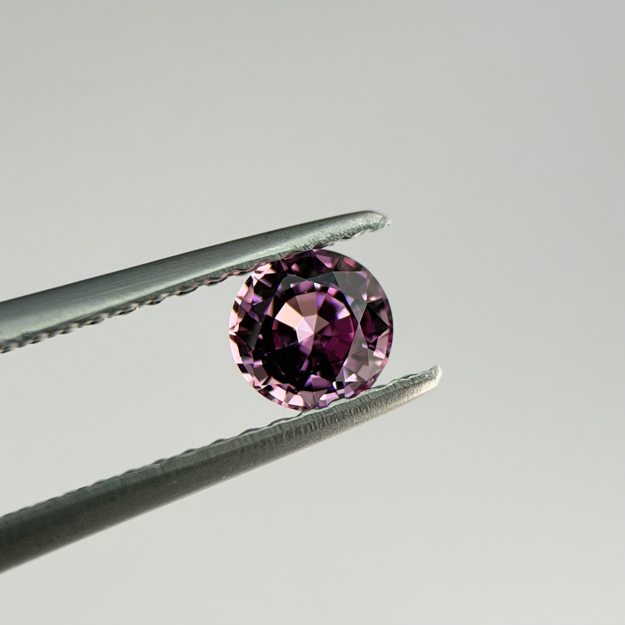 マラヤガーネット 4.5x4.5x3.1mm, 0.48ct, マダガスカル産